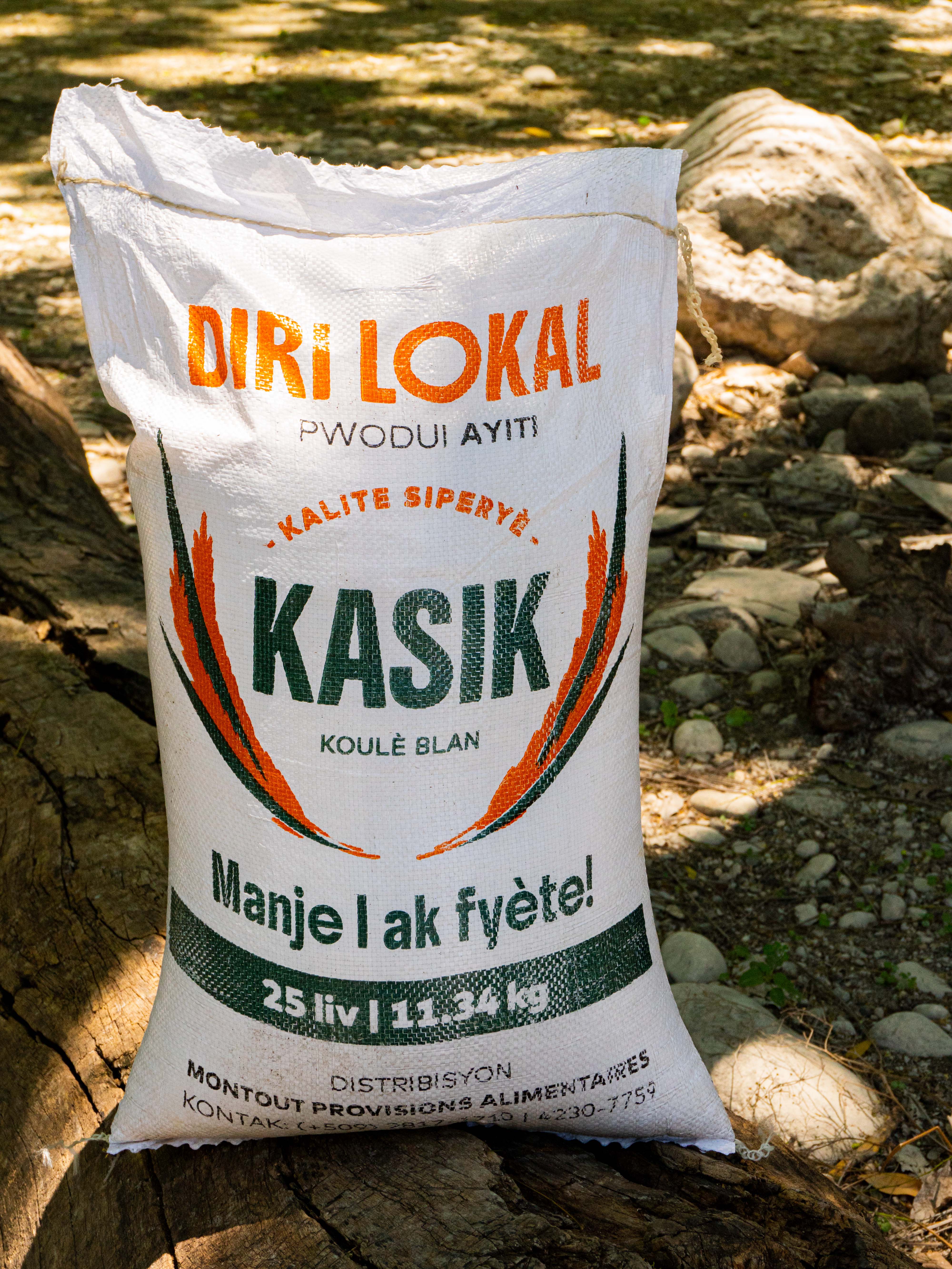 Sac de Diri Lokal Kasik posé sur un tronc d'arbre en pleine nature